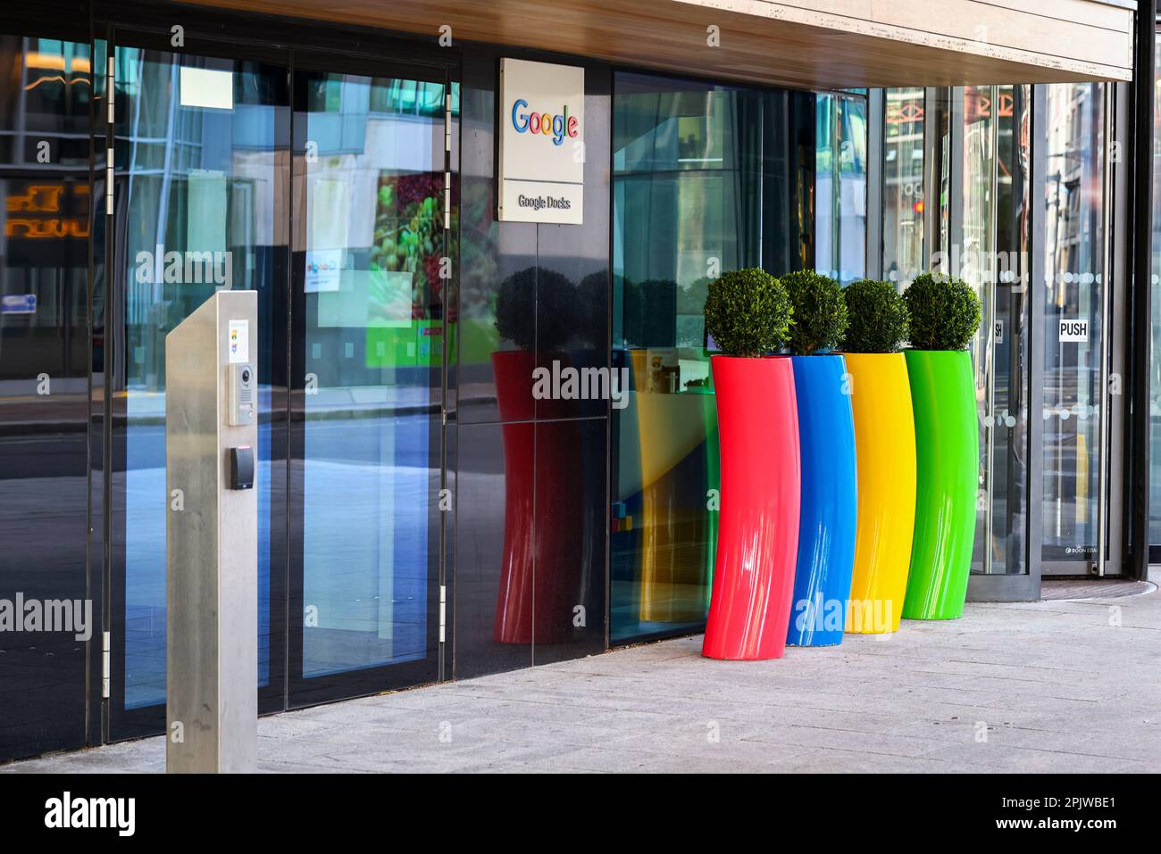 Bureau Google à Docklands. Dublin, Irlande. Montrant la sortie d'entrée extérieure Banque D'Images