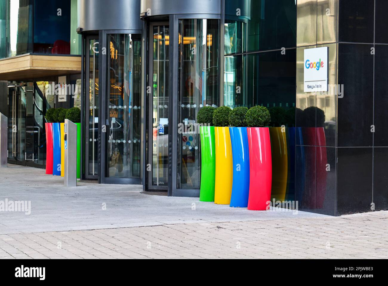 Sortie d'entrée vers le bureau Google à Docklands. Dublin, Irlande. Extérieur avec porte pivotante en verre Banque D'Images