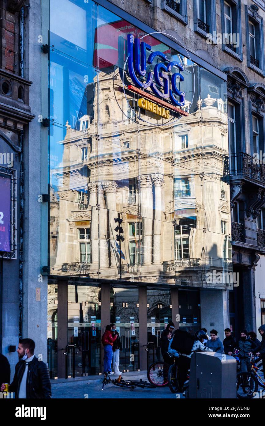 Réflexions des bâtiments entourant la place de Brouckère à Bruxelles, sur la façade vitrée d'un cinéma. Banque D'Images