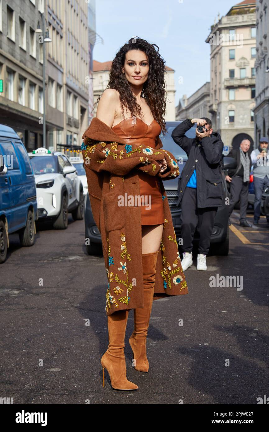 MILAN, ITALIE - 25 FÉVRIER 2023 : Paola Turani avant le spectacle de mode Ermanno Scervino, Milan Fashion week Street style Banque D'Images