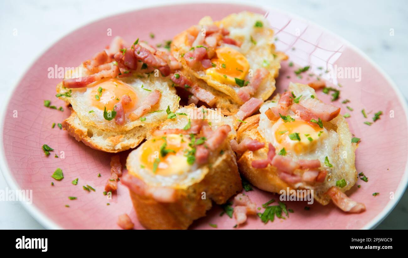 Toasts avec œufs de caille frits et bacon Banque D'Images
