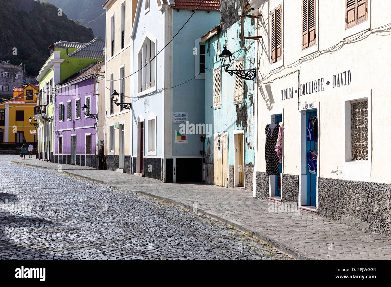 Maisons pittoresques et colorées sur la vieille rue dans un quartier historique de la ville de Ribeira grande, petite ville traditionnelle sur l'île de Santo Antao, cabo verde Banque D'Images