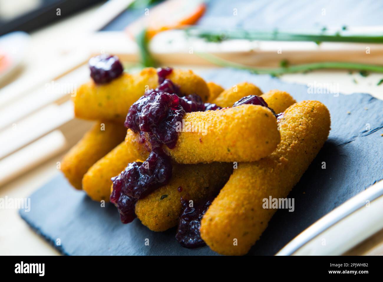 Bâtonnets de mozzarella frits avec confiture. Banque D'Images