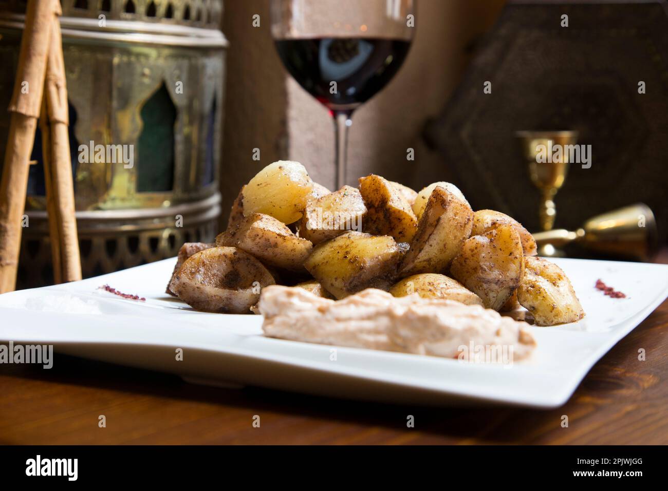 Papas bravas, sont une préparation typique de bars en Espagne, consistant en pommes de terre coupées en gros cubes, frits dans l'huile d'olive et assaisonnés avec de la salsa brava Banque D'Images