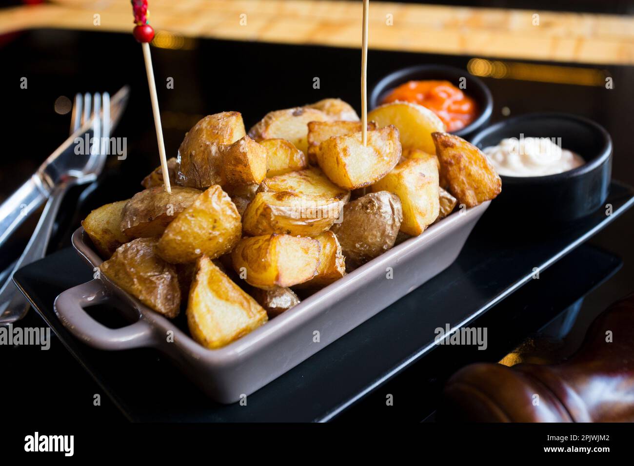 Papas bravas, sont une préparation typique de bars en Espagne, consistant en pommes de terre coupées en gros cubes, frits dans l'huile d'olive et assaisonnés avec de la salsa brava Banque D'Images