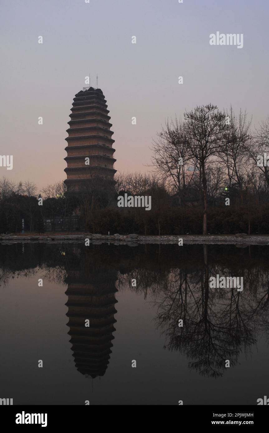 La nuit tombée à la Pagode de la Grande OIE. Shaanxi, Xi'an, Chine Banque D'Images