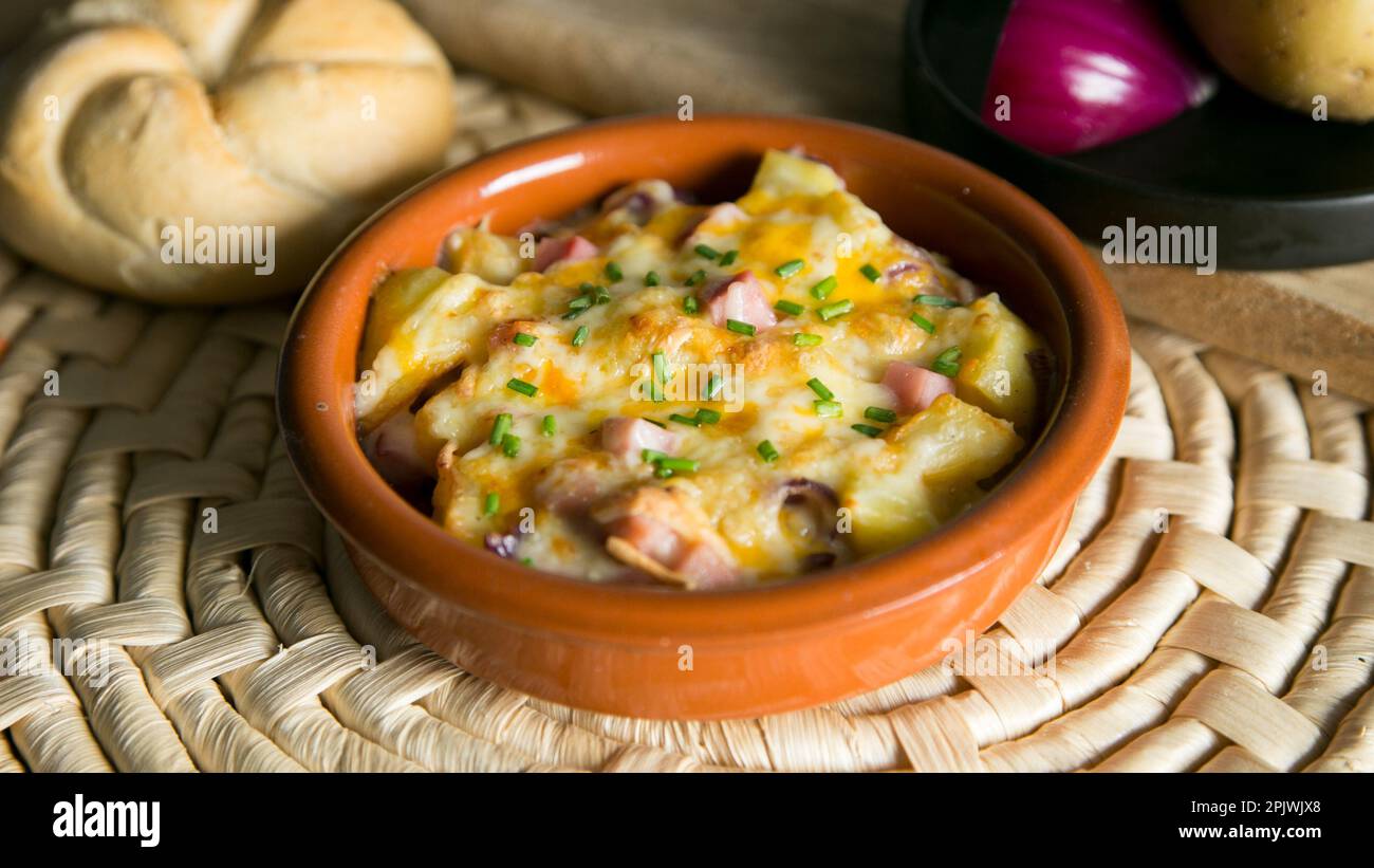 Pommes de terre enrobées de jambon serrano. Tapa traditionnel espagnol. Banque D'Images