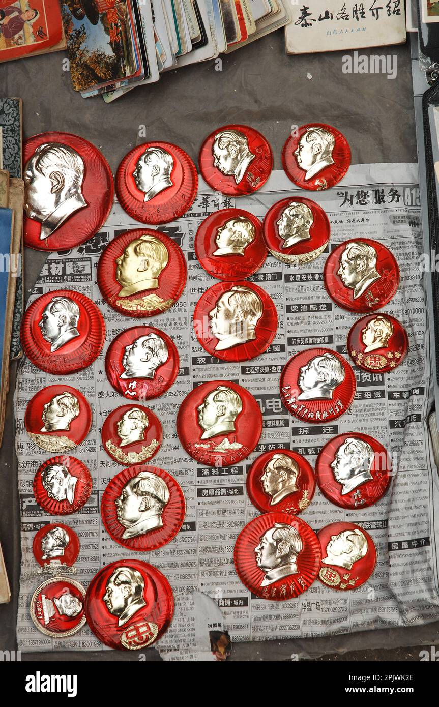 Souvenirs de Mao Tse Tung et de la révolution en vente sur le marché comme souvenirs. Shaanxi, Xi'an, Chine Banque D'Images