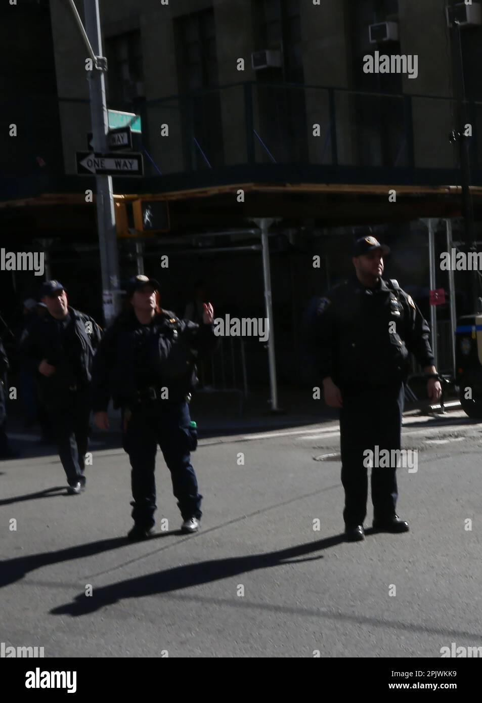 NEW YORK, NY - 3 avril : les visuels comme les anciens États-Unis Le président Donald Trump revient à New York pour faire face à des accusations criminelles portées contre 3 avril 2023 à New York. La visite de retour de l'ancien président a incité le système de la Cour de New York à se préparer à cette occasion sans précédent de l'inculpation d'un ancien président américain. Chris Moore/MediaPunch Banque D'Images