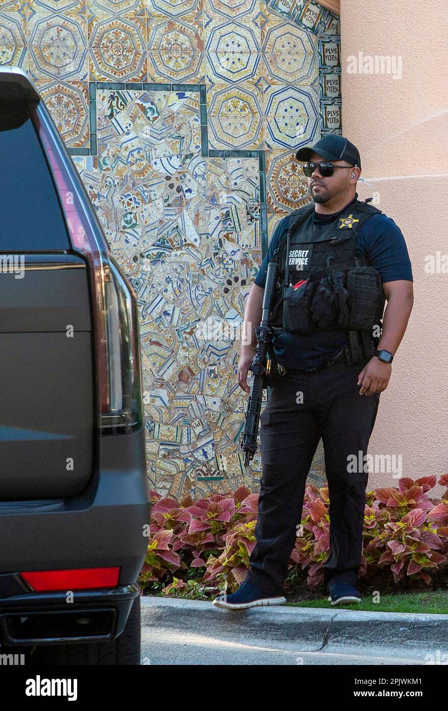 Un agent du service secret armé garde l'entrée de Mar-a-Lago.l'ancien président Donald Trump arrive à l'aéroport international de Palm Beach en tant que partisans W Banque D'Images