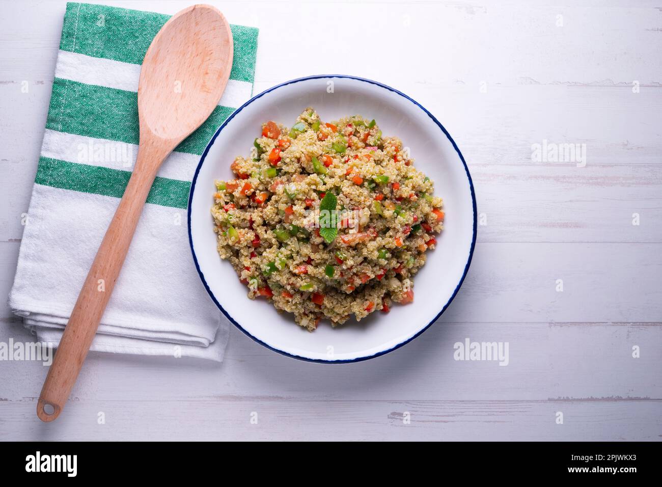 Salade de quinoa péruvienne biologique avec légumes. Banque D'Images