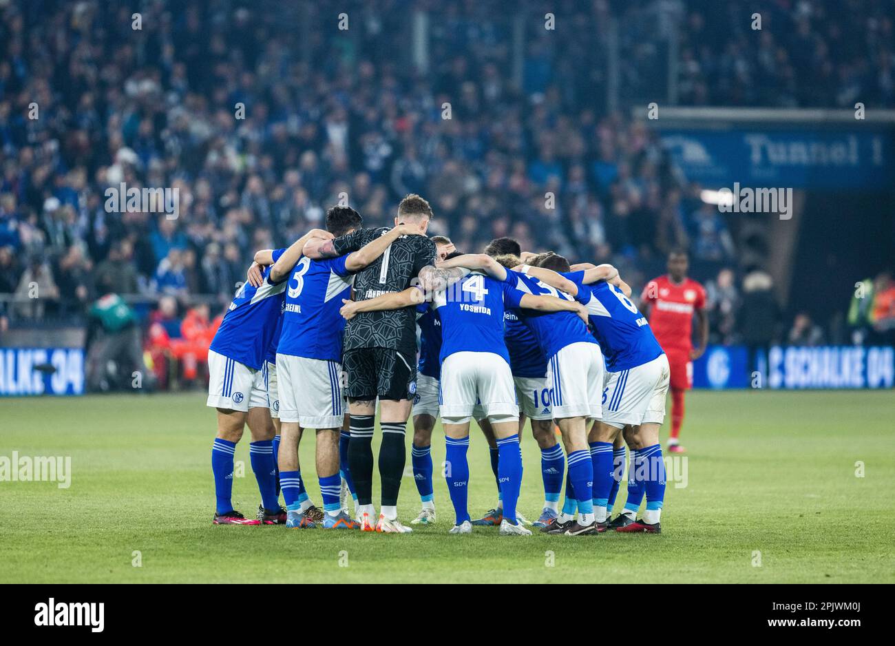 Gelsenkirchen, Veltins-Arena, 01.04.23: Schalker Zusammenhalt vor dem Spiel der 1.Bundesliga FC Schalke 04 vs Bayer 04 Leverkusen Banque D'Images