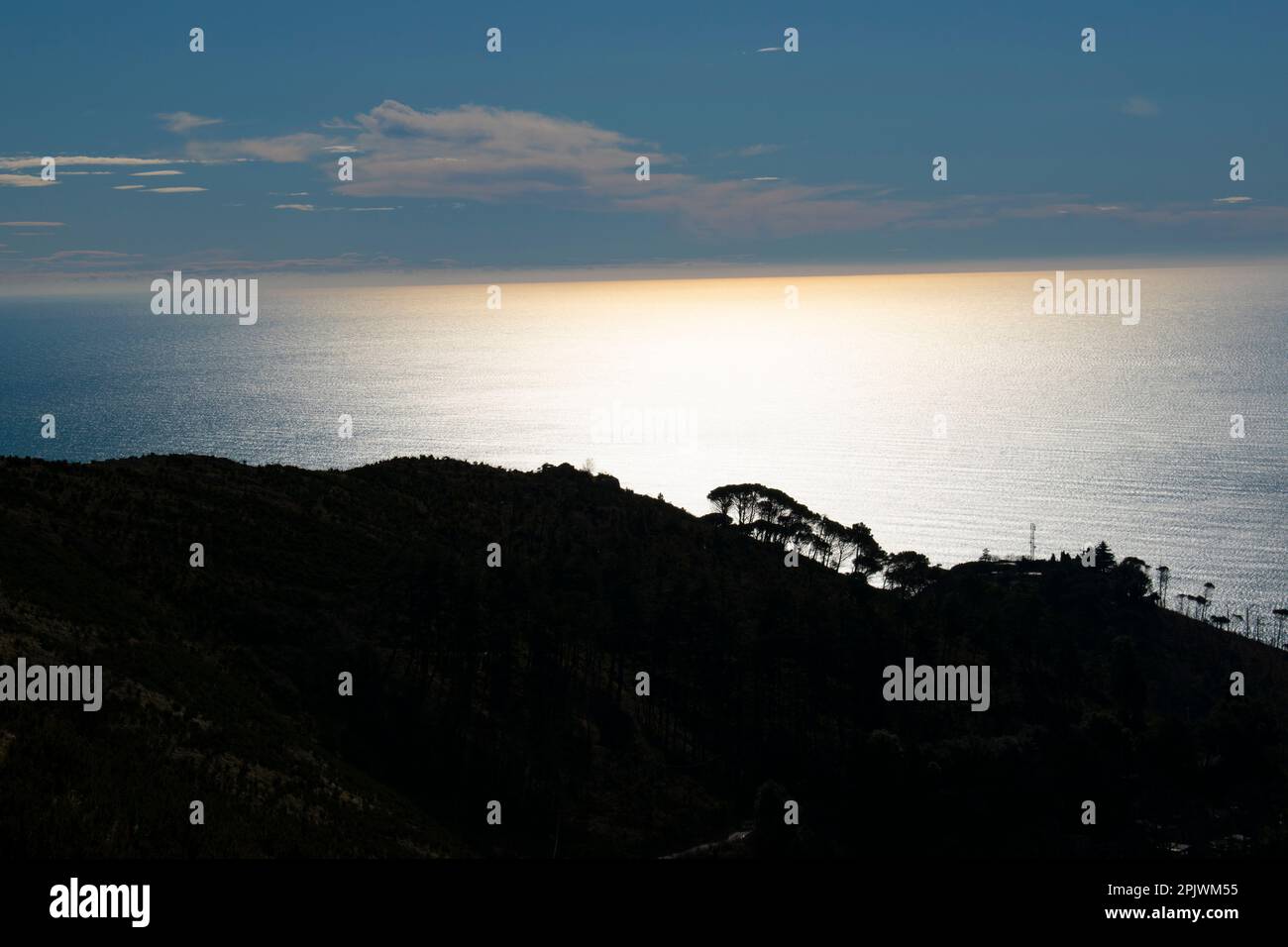 Voyage dans les collines de l'arrière-pays de Gênes, Ligurie, Italie au mois de janvier. Banque D'Images