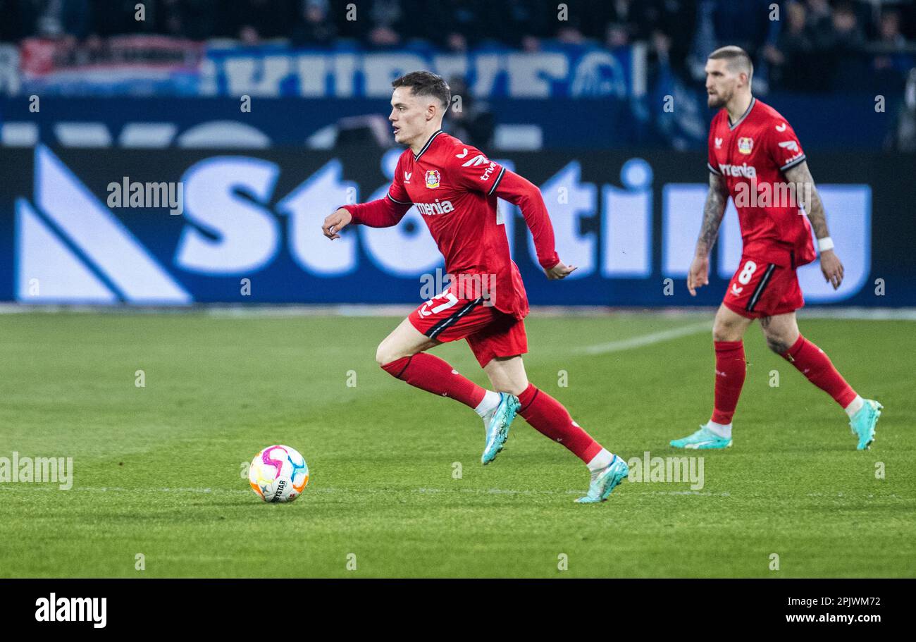 Gelsenkirchen, Veltins-Arena, 01.04.23: Florian Wirtz (Leverkusen) am ball beim Spiel der 1.Bundesliga FC Schalke 04 contre Bayer 04 Leverkusen Banque D'Images