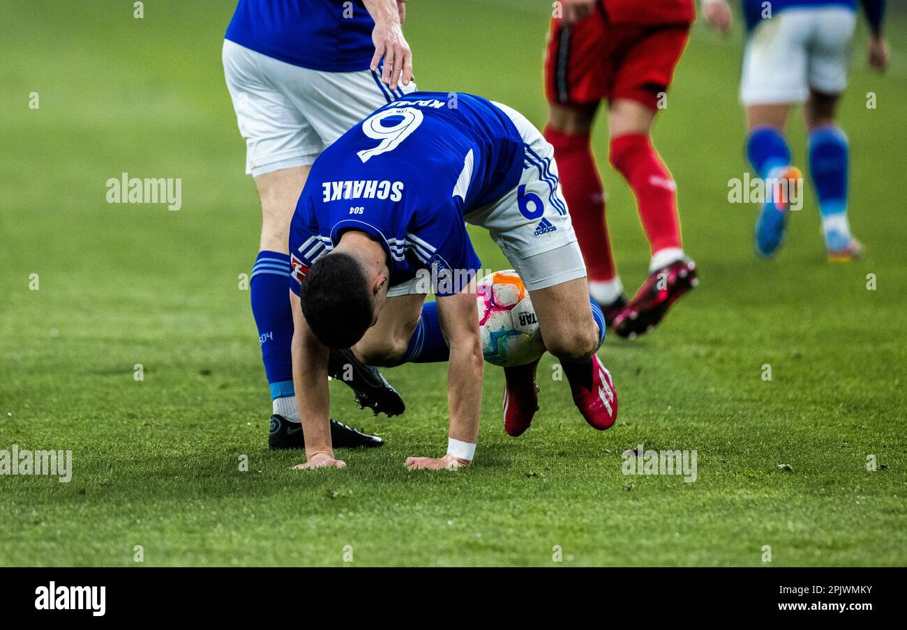 Gelsenkirchen, Veltins-Arena, 01.04.23: Tom Krauß (Schalke) am Boden beim Spiel der 1.Bundesliga FC Schalke 04 contre Bayer 04 Leverkusen Banque D'Images