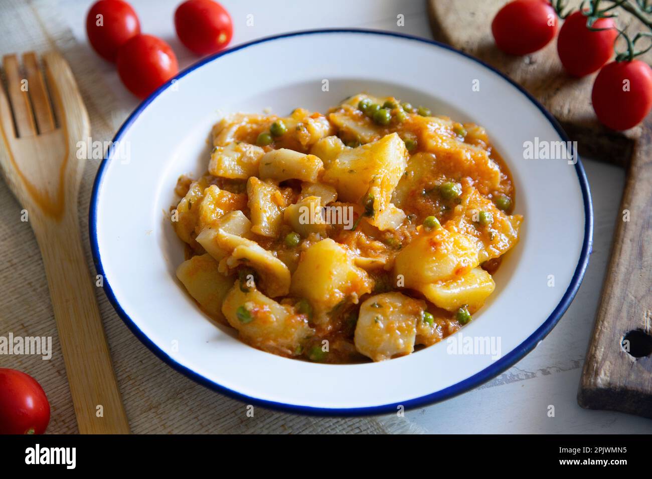 Compotée de seiches avec pommes de terre. Recette traditionnelle de tapa espagnole. Banque D'Images