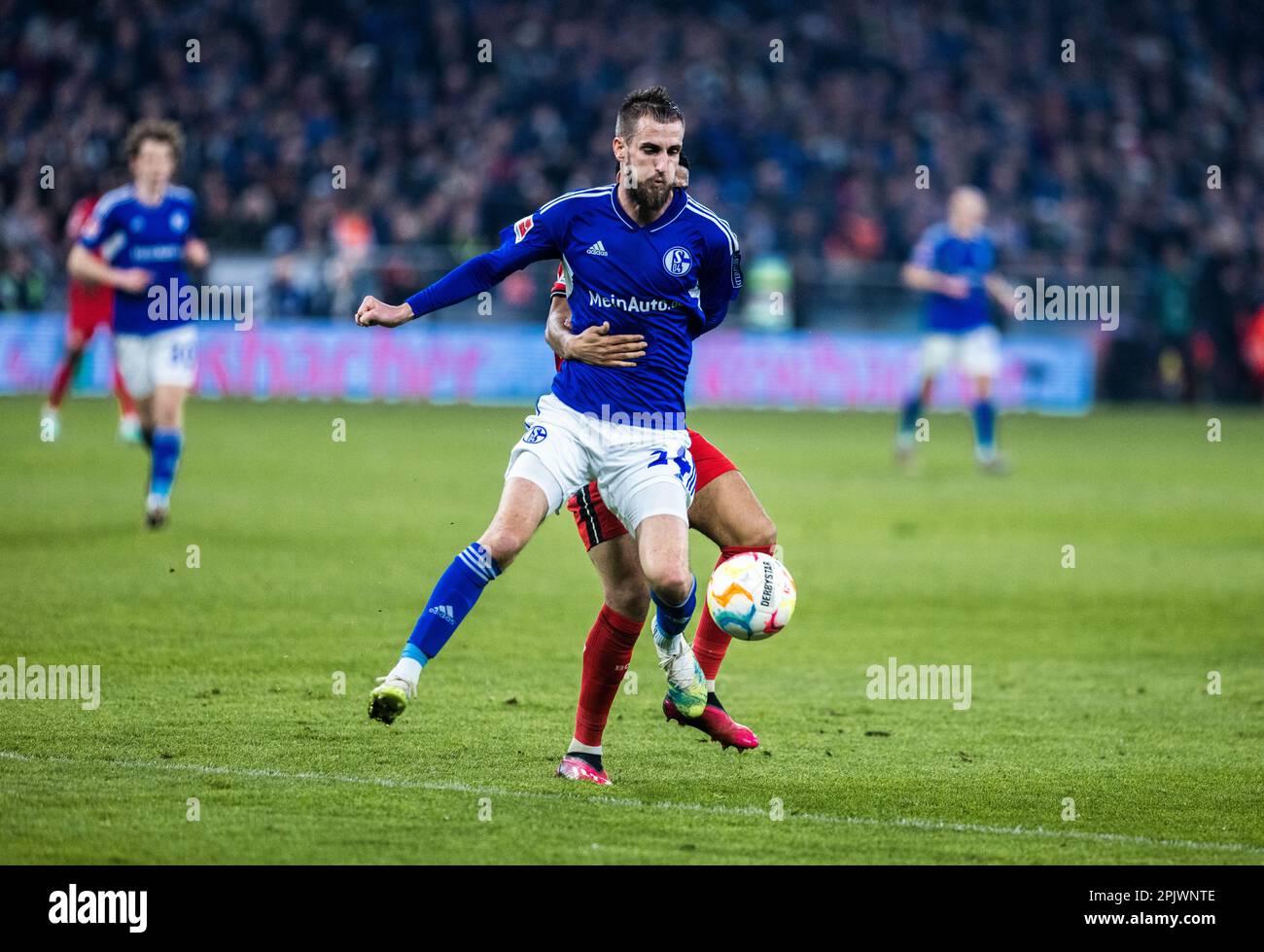 Gelsenkirchen, Veltins-Arena, 01.04.23: Dominick Drexler (Schalke) am ball beim Spiel der 1.Bundesliga FC Schalke 04 contre Bayer 04 Leverkusen Banque D'Images