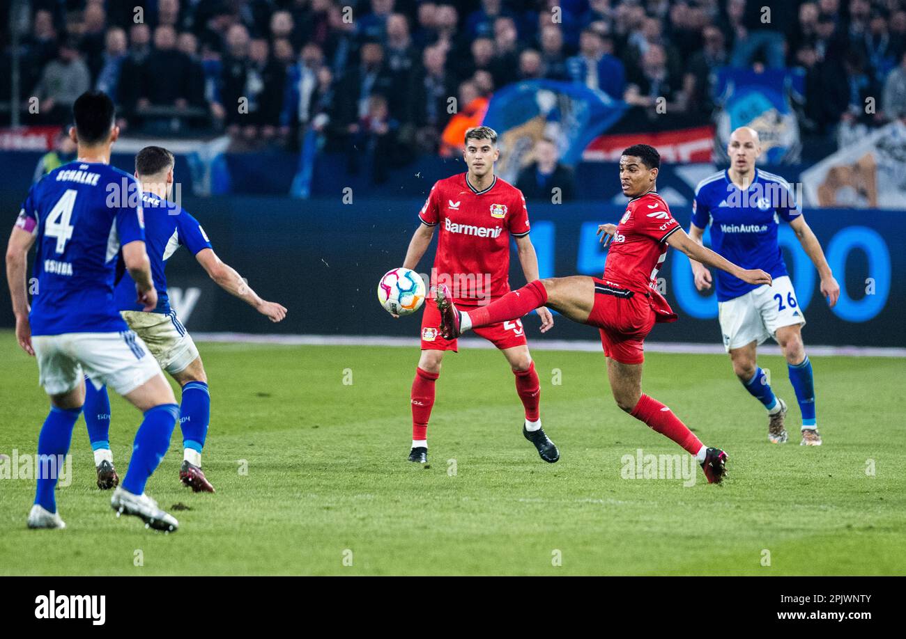 Gelsenkirchen, Veltins-Arena, 01.04.23: Amine Adli (Leverkusen) am ball beim Spiel der 1.Bundesliga FC Schalke 04 contre Bayer 04 Leverkusen Banque D'Images