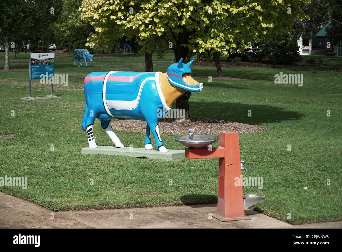 Une fontaine publique d'eau douce dans un parc public, avec également un bol d'eau pour chiens d'animaux Banque D'Images