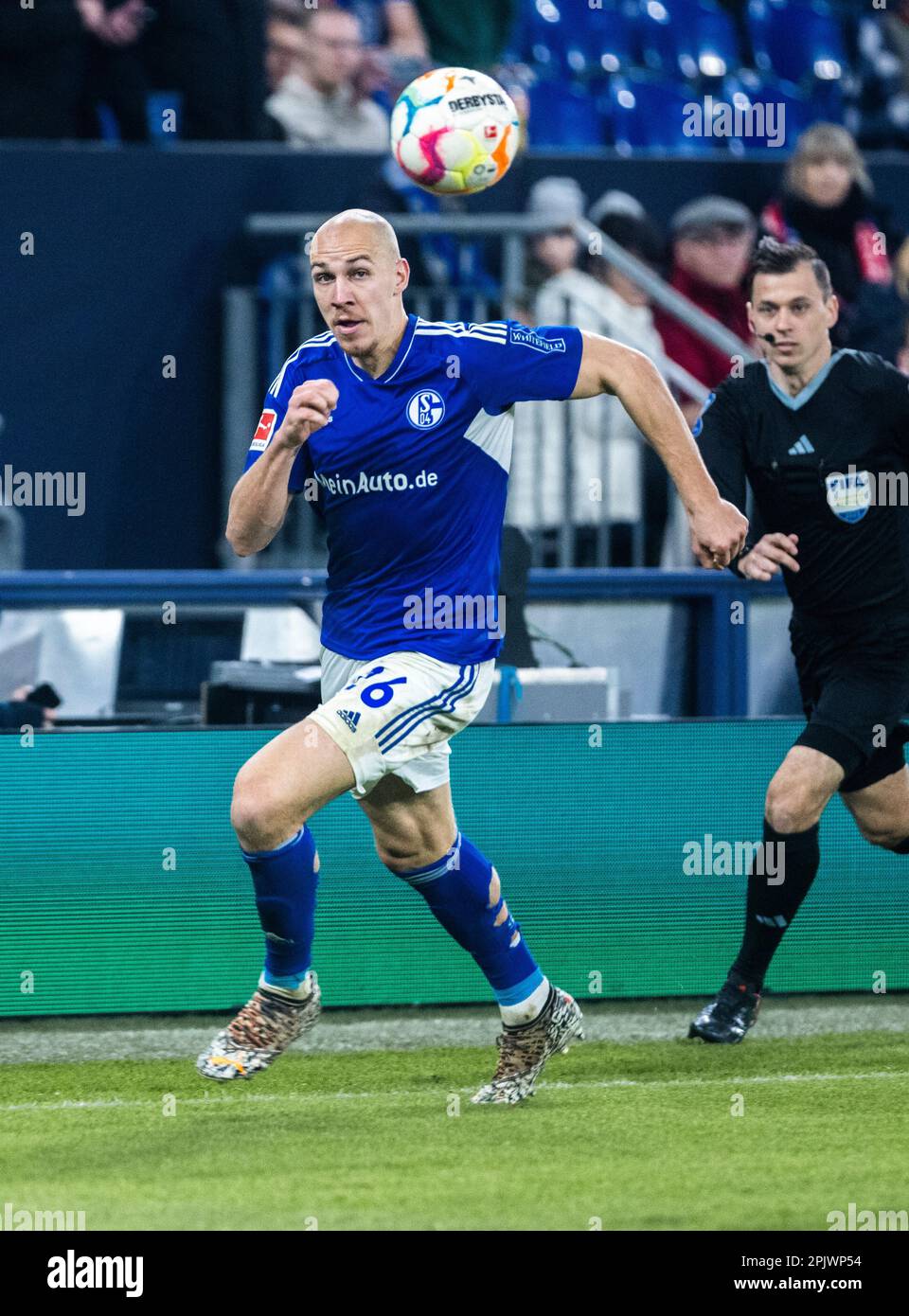 Gelsenkirchen, Veltins-Arena, 01.04.23: Michael Frey (Schalke) am ball beim Spiel der 1.Bundesliga FC Schalke 04 contre Bayer 04 Leverkusen Banque D'Images