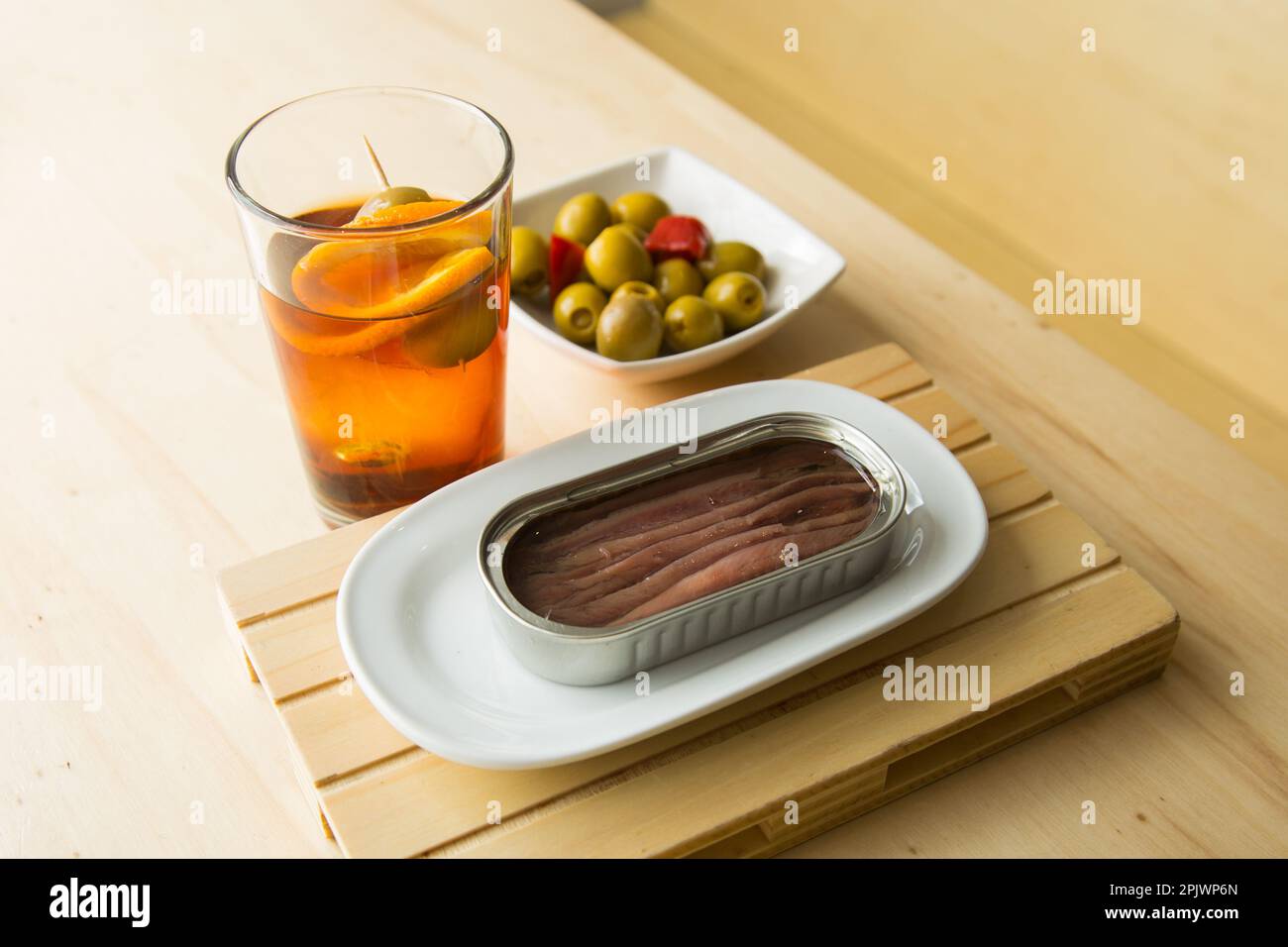 Le vermouth est un vin macéré dans des herbes qui est pris comme apéritif avec des coques, des anchois, des olives ou des moules. Banque D'Images