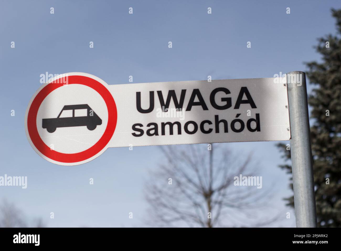 attention, le panneau d'approche de la voiture est en poli Banque D'Images