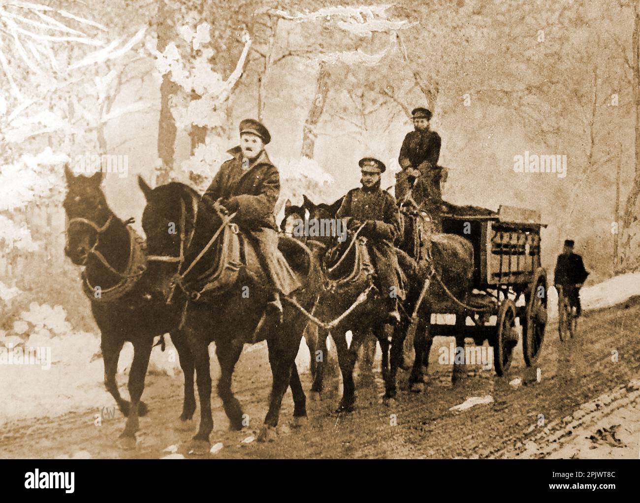 Première Guerre mondiale - les soldats du corps de service de l'armée britannique en France se dirigent vers le front avec des provisions. - Première Guerre mondiale - soldats du British Army Service corps en France se dirigeant vers le front avec des provisions. - Soldaten des British Army Service corps aus dem Ersten Weltkrieg in Frankreich mit Proviant an die Front. - Banque D'Images