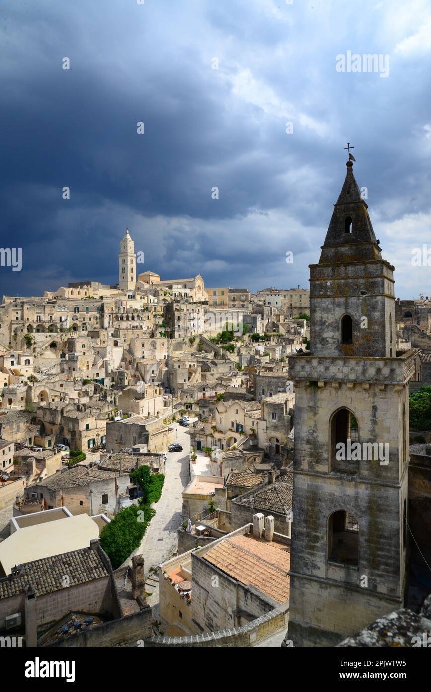 Basilique pontificale la cathédrale de Maria Santissima della Bruna et Sant'Eustache domine la vue sur Matera. Au premier plan, le clocher de Banque D'Images