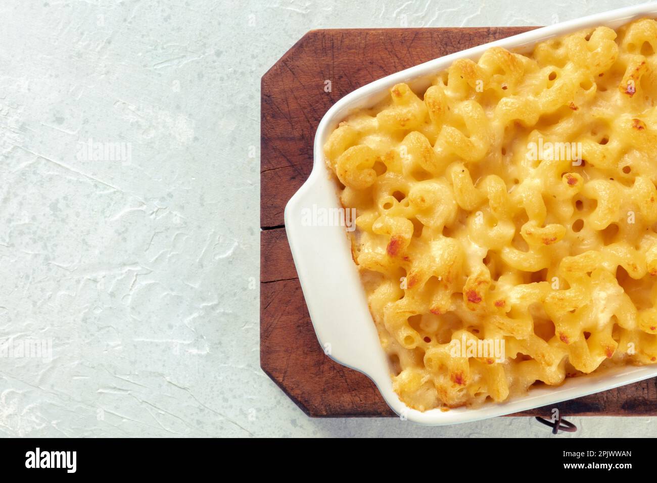 Macaroni et pâtes au fromage dans un plat de cocotte, tiré du dessus