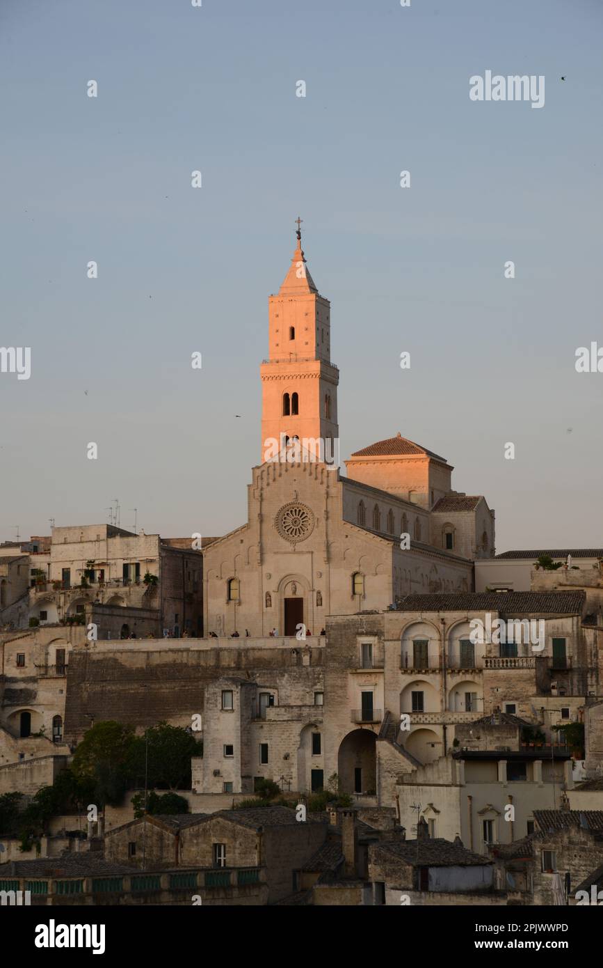 La cathédrale pontificale de Maria Santissima della Bruna et Sant'Eustache domine la vue sur Matera. Matera est une ville située sur un roc Banque D'Images