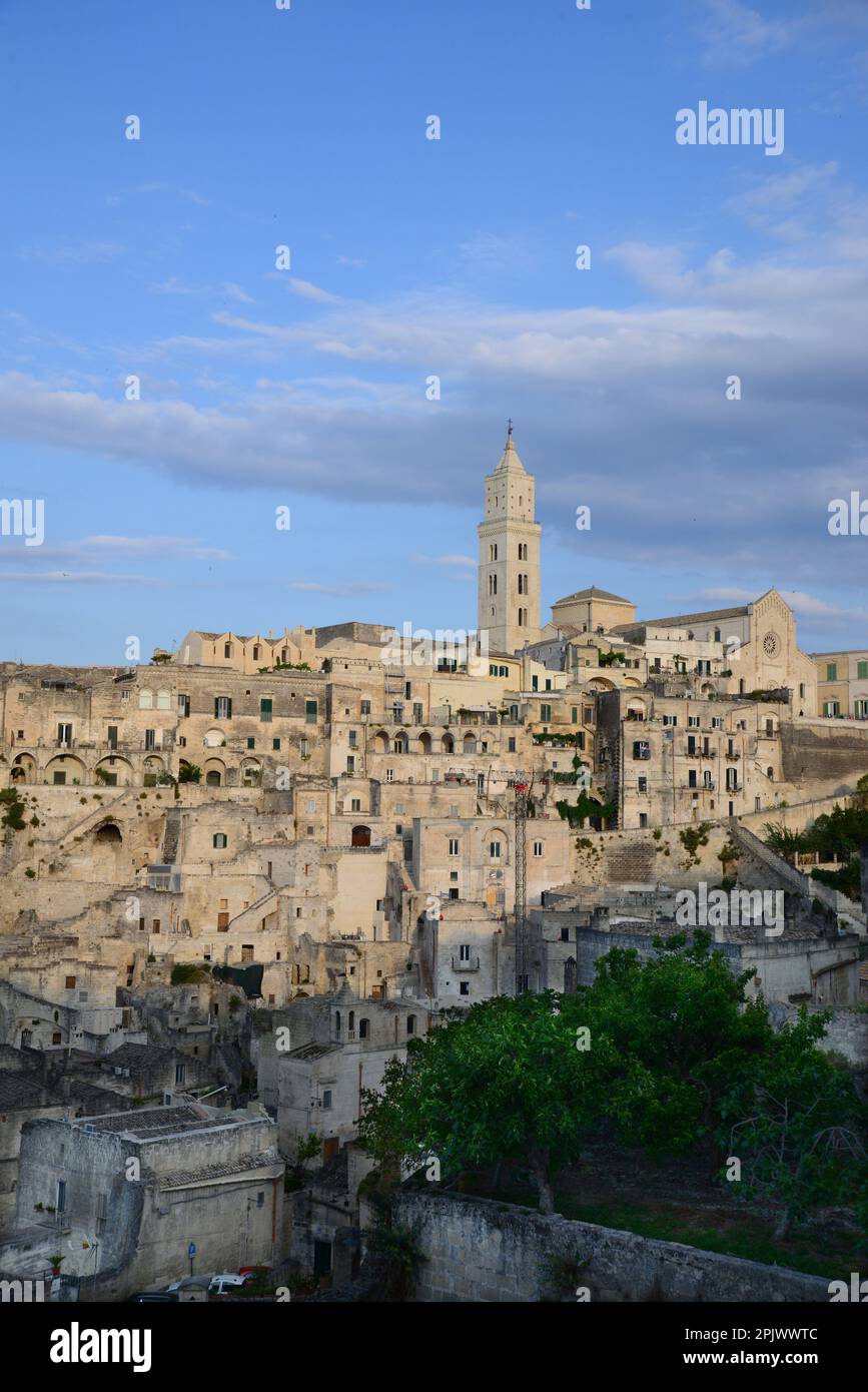 La cathédrale pontificale de Maria Santissima della Bruna et Sant'Eustache domine la vue sur Matera. Matera est une ville située sur un roc Banque D'Images