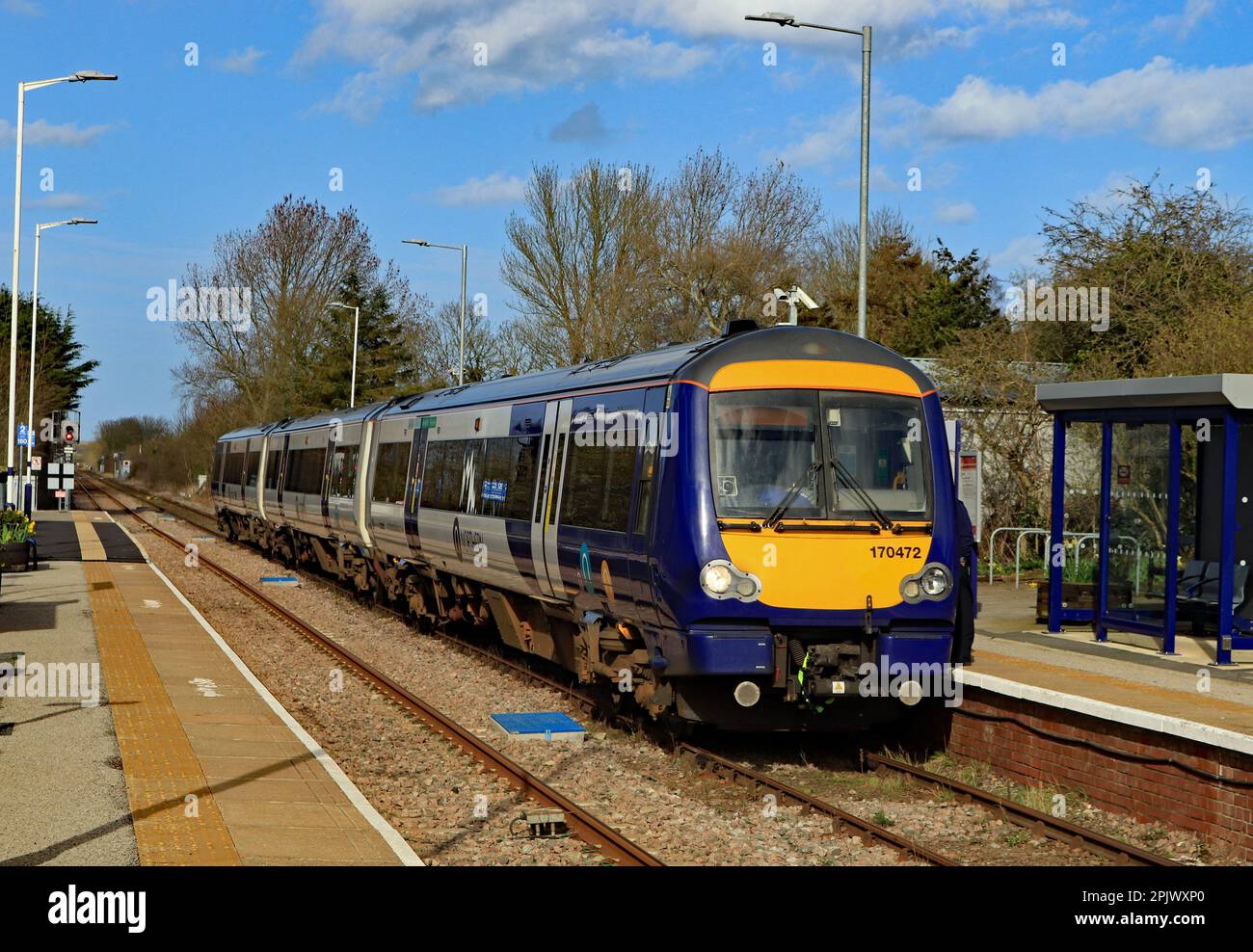 Un train de 3 wagons Northern trains effectue un appel à la gare du village de Hunmanby sur la ligne de Hull à Scarborough le mercredi 22.3.2023, un jour de printemps brillant Banque D'Images