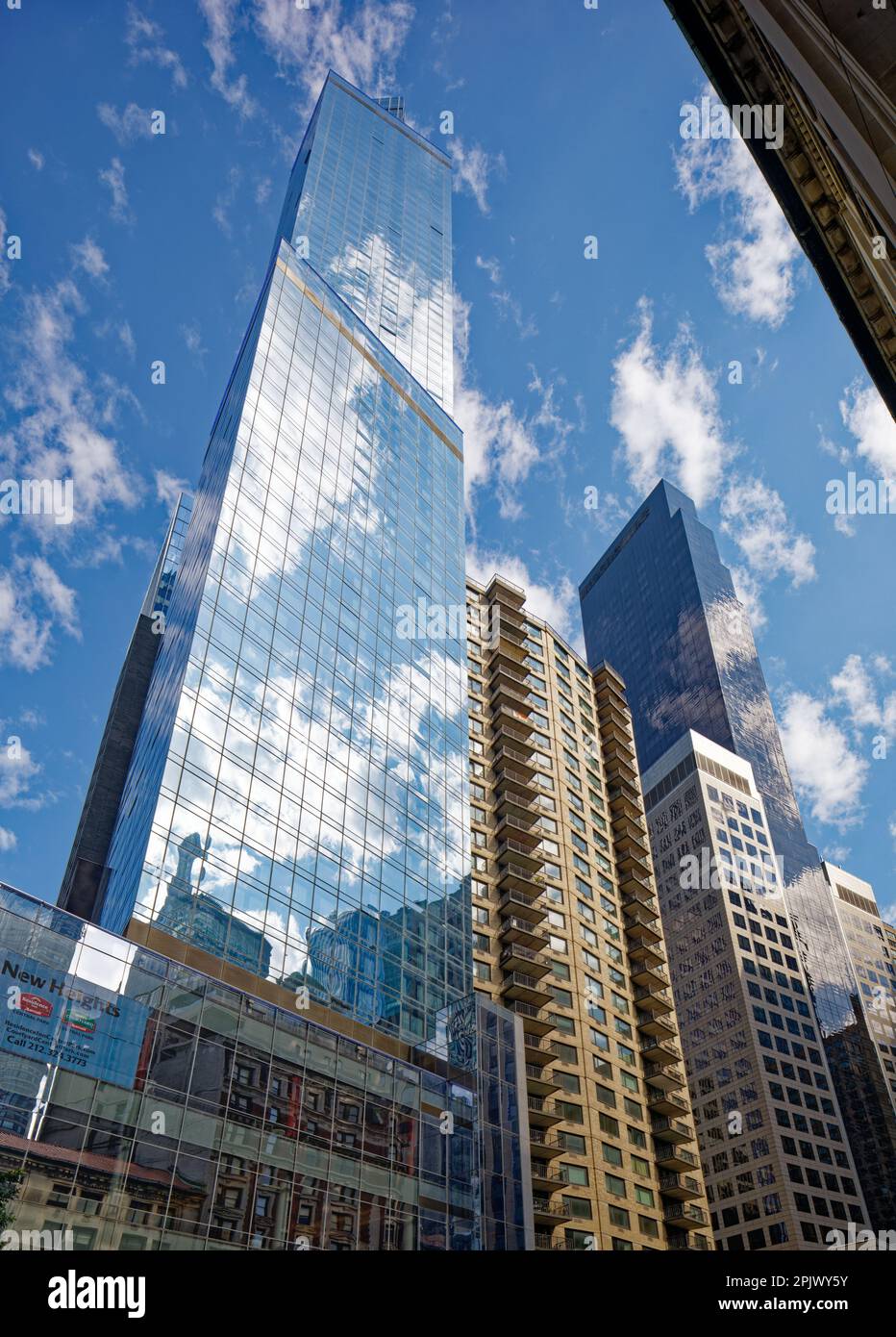 Le 1717 Broadway abrite le Courtyard and Residence Inn, deux hôtels Marriott revêtus de murs-rideaux en verre miroir qui semblent fusionner avec le ciel. Banque D'Images