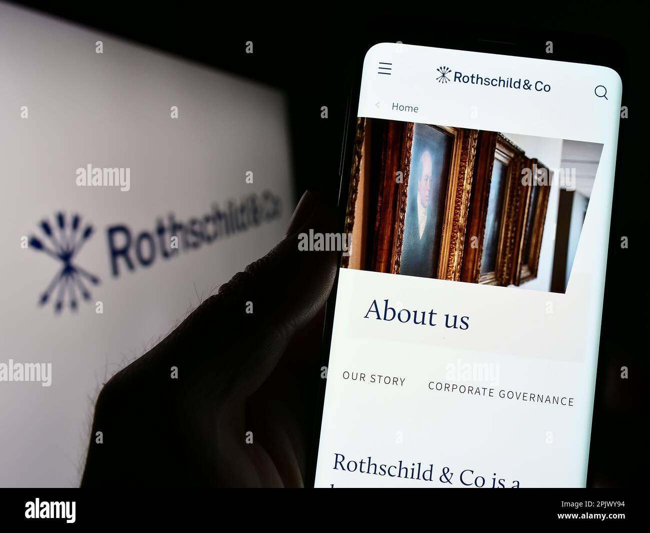 Personne tenant un téléphone portable avec le site Web de la société de services financiers Rothschild Co sur l'écran devant le logo. Concentrez-vous sur le centre de l'écran du téléphone. Banque D'Images