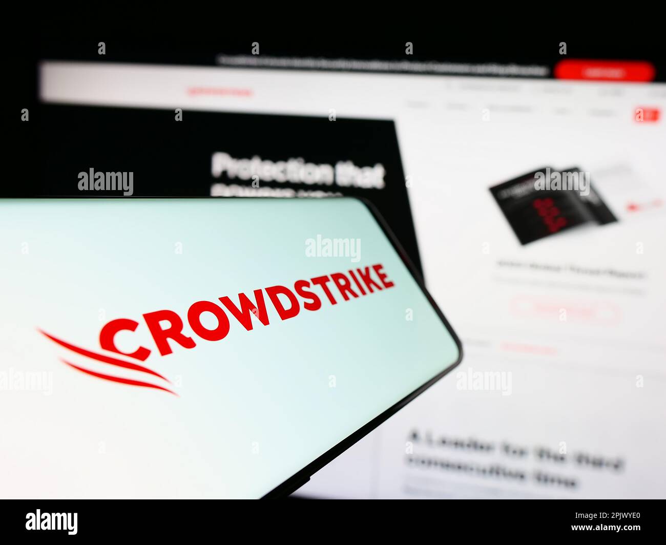 Smartphone avec le logo de la société de cybersécurité CrowdStrike Holdings Inc. Affiché à l'écran devant le site Web des entreprises. Concentrez-vous sur le centre de l'écran du téléphone. Banque D'Images