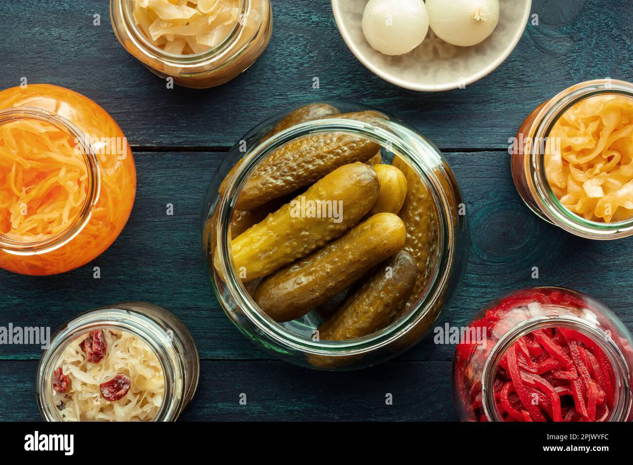 Aliments fermentés plat de la tête de lit. Conserves de légumes maison