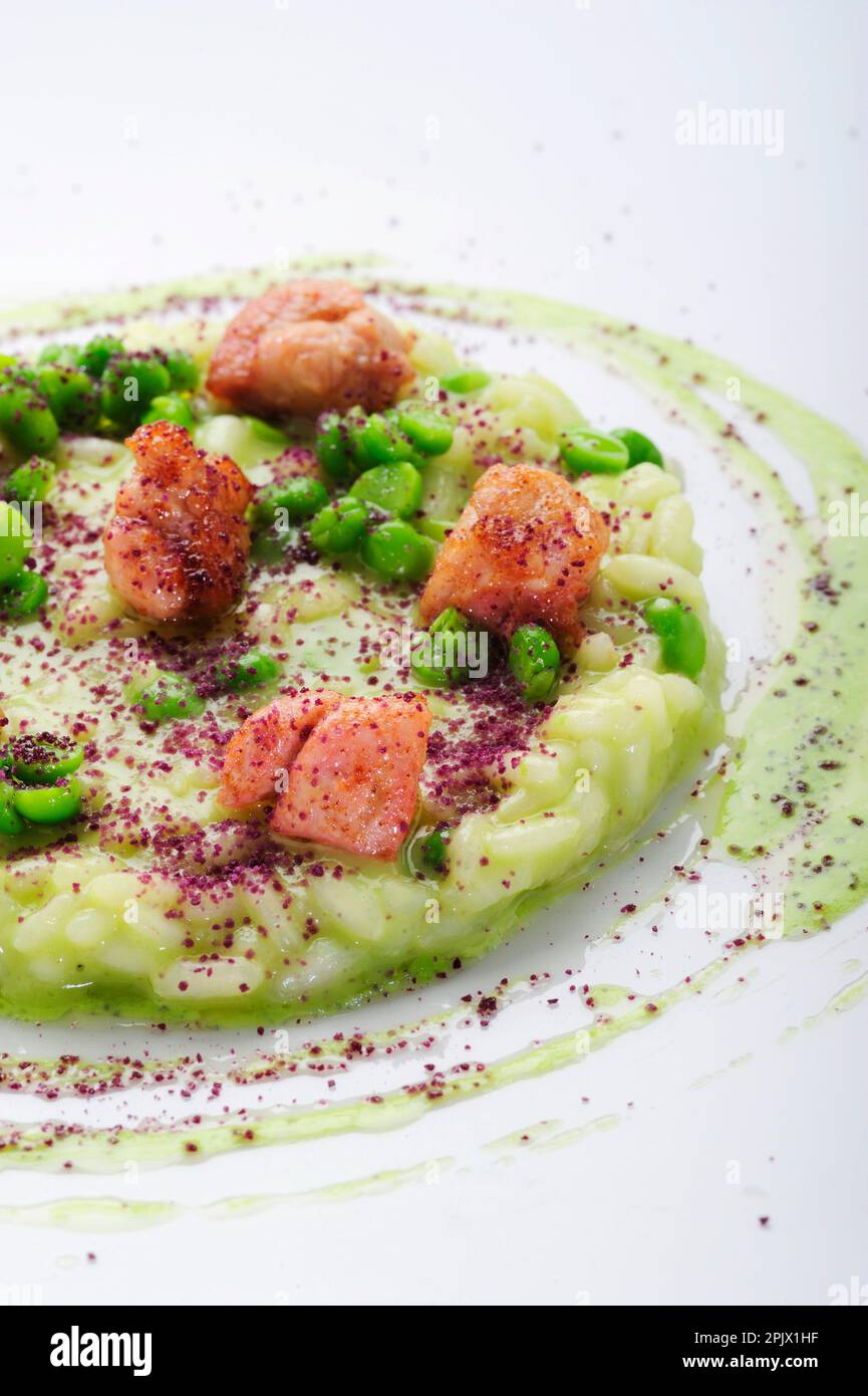 Un plat de risotto aux haricots fava et aux saucisses. Banque D'Images