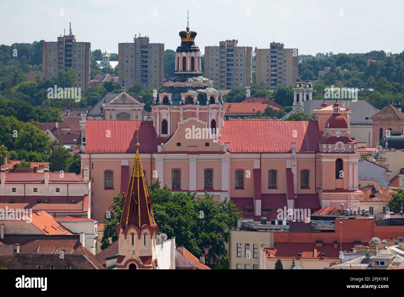 Vue aérienne de l'église Saint-Laurent Casimir, une église catholique romaine dans la vieille ville de Vilnius. Banque D'Images