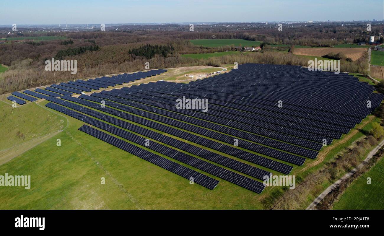 Vue aérienne de la plus grande installation de panneaux solaires wallon, à Braine l'Alleud, mardi 04 avril 2023. La municipalité de Braine-l'Alleud a inauguré un champ de panneaux photovoltaïques de 19 hectares, conçu par les autorités municipales et situé dans une ancienne fosse de sable. Près de 18 500 panneaux photovoltaïques à deux côtés orientés vers le sud fourniront jusqu'à 40 millions de kWh chaque année, soit la consommation annuelle de 4 000 000 ménages, et l'électricité arrivera directement sur le site de la société UCB, située à quelques centaines de mètres. BELGA PHOTO ERIC LALMAND crédit: Belga News Agency/Alay Live News Banque D'Images