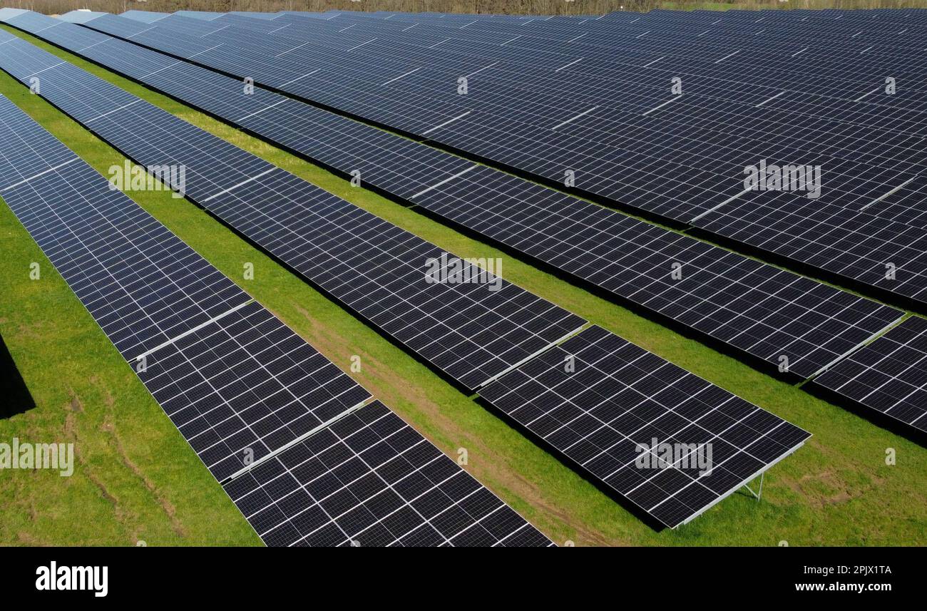 Vue aérienne de la plus grande installation de panneaux solaires wallon, à Braine l'Alleud, mardi 04 avril 2023. La municipalité de Braine-l'Alleud a inauguré un champ de panneaux photovoltaïques de 19 hectares, conçu par les autorités municipales et situé dans une ancienne fosse de sable. Près de 18 500 panneaux photovoltaïques à deux côtés orientés vers le sud fourniront jusqu'à 40 millions de kWh chaque année, soit la consommation annuelle de 4 000 000 ménages, et l'électricité arrivera directement sur le site de la société UCB, située à quelques centaines de mètres. BELGA PHOTO ERIC LALMAND crédit: Belga News Agency/Alay Live News Banque D'Images