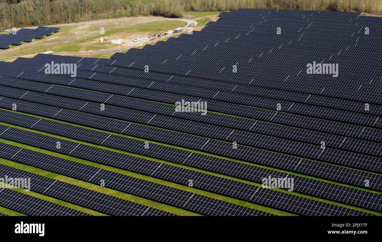 Vue aérienne de la plus grande installation de panneaux solaires wallon, à Braine l'Alleud, mardi 04 avril 2023. La municipalité de Braine-l'Alleud a inauguré un champ de panneaux photovoltaïques de 19 hectares, conçu par les autorités municipales et situé dans une ancienne fosse de sable. Près de 18 500 panneaux photovoltaïques à deux côtés orientés vers le sud fourniront jusqu'à 40 millions de kWh chaque année, soit la consommation annuelle de 4 000 000 ménages, et l'électricité arrivera directement sur le site de la société UCB, située à quelques centaines de mètres. BELGA PHOTO ERIC LALMAND crédit: Belga News Agency/Alay Live News Banque D'Images
