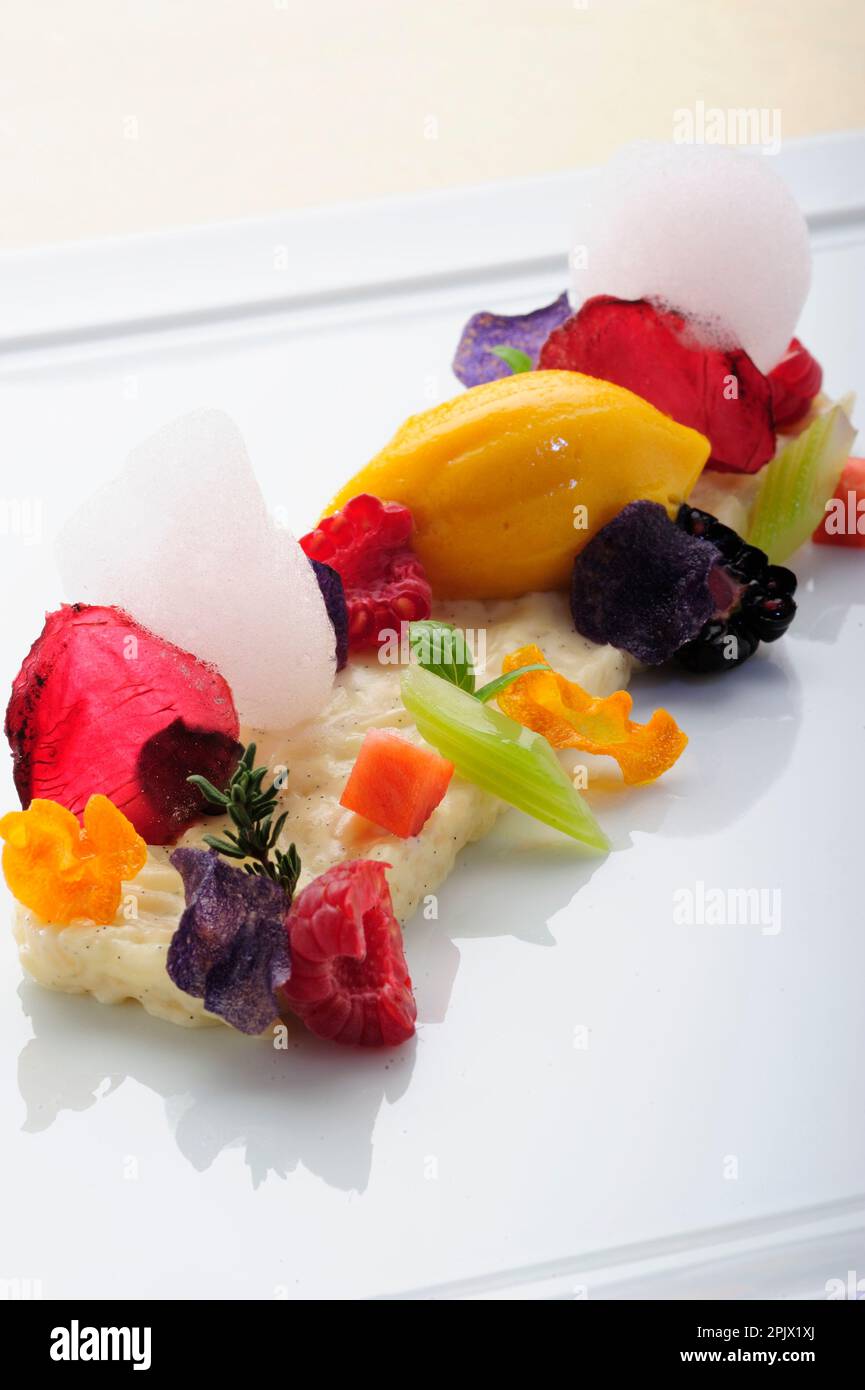 Le riz peut être utilisé comme base douce pour de nombreux desserts à base de fruits. Banque D'Images