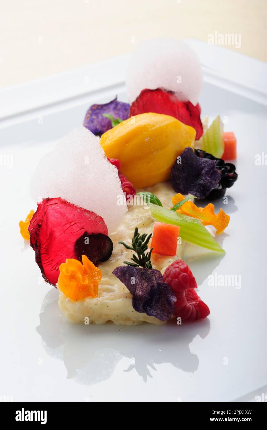 Le riz peut être utilisé comme base douce pour de nombreux desserts à base de fruits. Banque D'Images