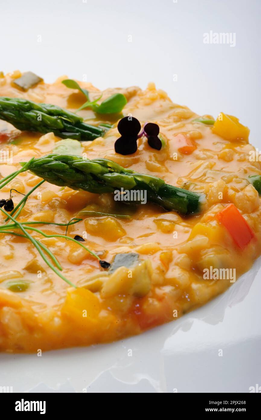 Un plat de risotto aux pointes de citrouille et d'asperges. Banque D'Images