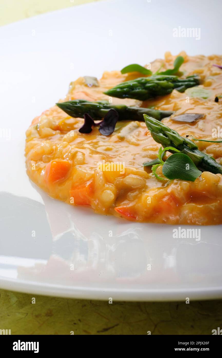 Un plat de risotto aux pointes de citrouille et d'asperges. Banque D'Images