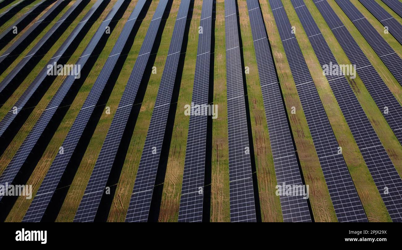 Vue aérienne de la plus grande installation de panneaux solaires wallon, à Braine l'Alleud, mardi 04 avril 2023. La municipalité de Braine-l'Alleud a inauguré un champ de panneaux photovoltaïques de 19 hectares, conçu par les autorités municipales et situé dans une ancienne fosse de sable. Près de 18 500 panneaux photovoltaïques à deux côtés orientés vers le sud fourniront jusqu'à 40 millions de kWh chaque année, soit la consommation annuelle de 4 000 000 ménages, et l'électricité arrivera directement sur le site de la société UCB, située à quelques centaines de mètres. BELGA PHOTO ERIC LALMAND crédit: Belga News Agency/Alay Live News Banque D'Images