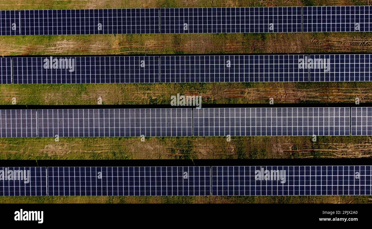 Vue aérienne de la plus grande installation de panneaux solaires wallon, à Braine l'Alleud, mardi 04 avril 2023. La municipalité de Braine-l'Alleud a inauguré un champ de panneaux photovoltaïques de 19 hectares, conçu par les autorités municipales et situé dans une ancienne fosse de sable. Près de 18 500 panneaux photovoltaïques à deux côtés orientés vers le sud fourniront jusqu'à 40 millions de kWh chaque année, soit la consommation annuelle de 4 000 000 ménages, et l'électricité arrivera directement sur le site de la société UCB, située à quelques centaines de mètres. BELGA PHOTO ERIC LALMAND crédit: Belga News Agency/Alay Live News Banque D'Images