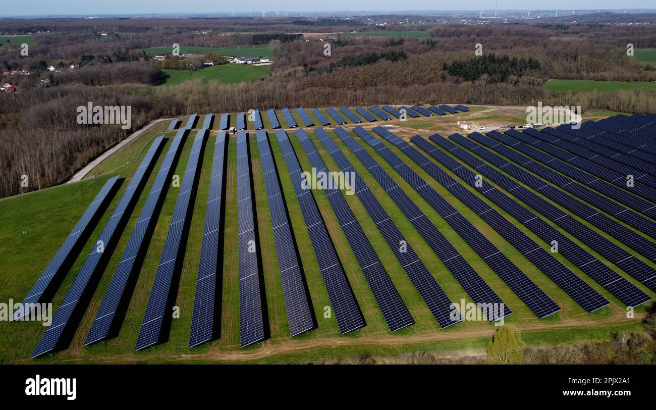 Vue aérienne de la plus grande installation de panneaux solaires wallon, à Braine l'Alleud, mardi 04 avril 2023. La municipalité de Braine-l'Alleud a inauguré un champ de panneaux photovoltaïques de 19 hectares, conçu par les autorités municipales et situé dans une ancienne fosse de sable. Près de 18 500 panneaux photovoltaïques à deux côtés orientés vers le sud fourniront jusqu'à 40 millions de kWh chaque année, soit la consommation annuelle de 4 000 000 ménages, et l'électricité arrivera directement sur le site de la société UCB, située à quelques centaines de mètres. BELGA PHOTO ERIC LALMAND crédit: Belga News Agency/Alay Live News Banque D'Images