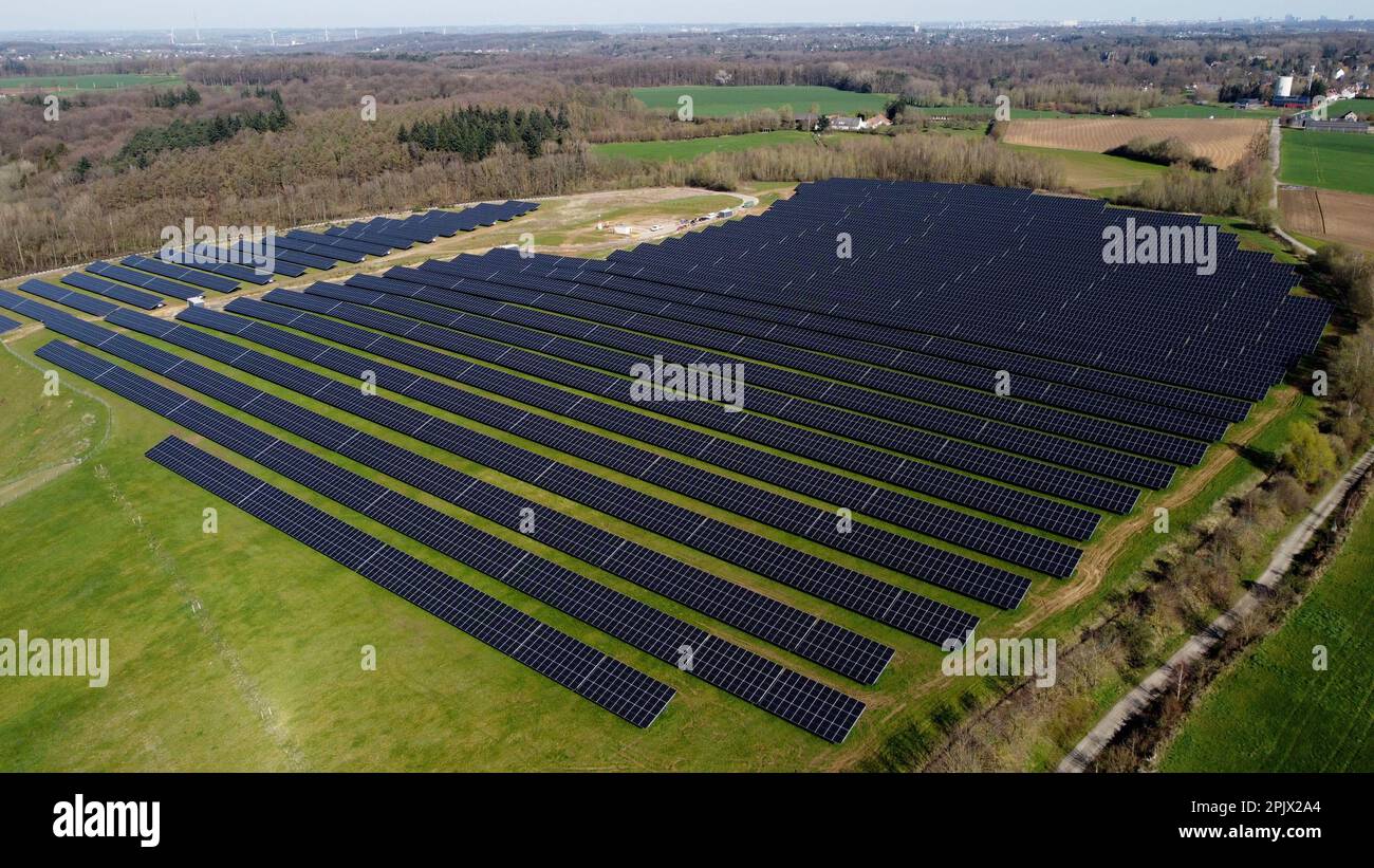 Vue aérienne de la plus grande installation de panneaux solaires wallon, à Braine l'Alleud, mardi 04 avril 2023. La municipalité de Braine-l'Alleud a inauguré un champ de panneaux photovoltaïques de 19 hectares, conçu par les autorités municipales et situé dans une ancienne fosse de sable. Près de 18 500 panneaux photovoltaïques à deux côtés orientés vers le sud fourniront jusqu'à 40 millions de kWh chaque année, soit la consommation annuelle de 4 000 000 ménages, et l'électricité arrivera directement sur le site de la société UCB, située à quelques centaines de mètres. BELGA PHOTO ERIC LALMAND crédit: Belga News Agency/Alay Live News Banque D'Images