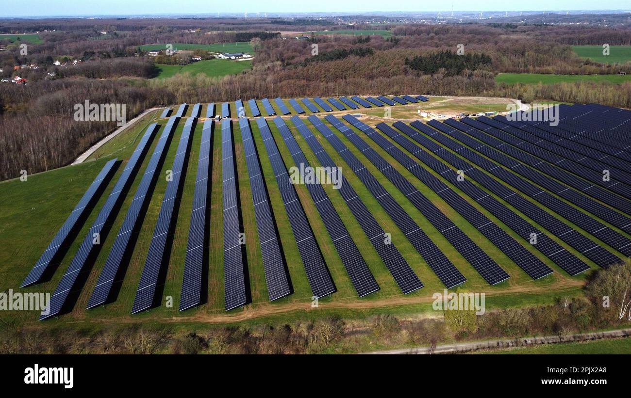 Vue aérienne de la plus grande installation de panneaux solaires wallon, à Braine l'Alleud, mardi 04 avril 2023. La municipalité de Braine-l'Alleud a inauguré un champ de panneaux photovoltaïques de 19 hectares, conçu par les autorités municipales et situé dans une ancienne fosse de sable. Près de 18 500 panneaux photovoltaïques à deux côtés orientés vers le sud fourniront jusqu'à 40 millions de kWh chaque année, soit la consommation annuelle de 4 000 000 ménages, et l'électricité arrivera directement sur le site de la société UCB, située à quelques centaines de mètres. BELGA PHOTO ERIC LALMAND crédit: Belga News Agency/Alay Live News Banque D'Images